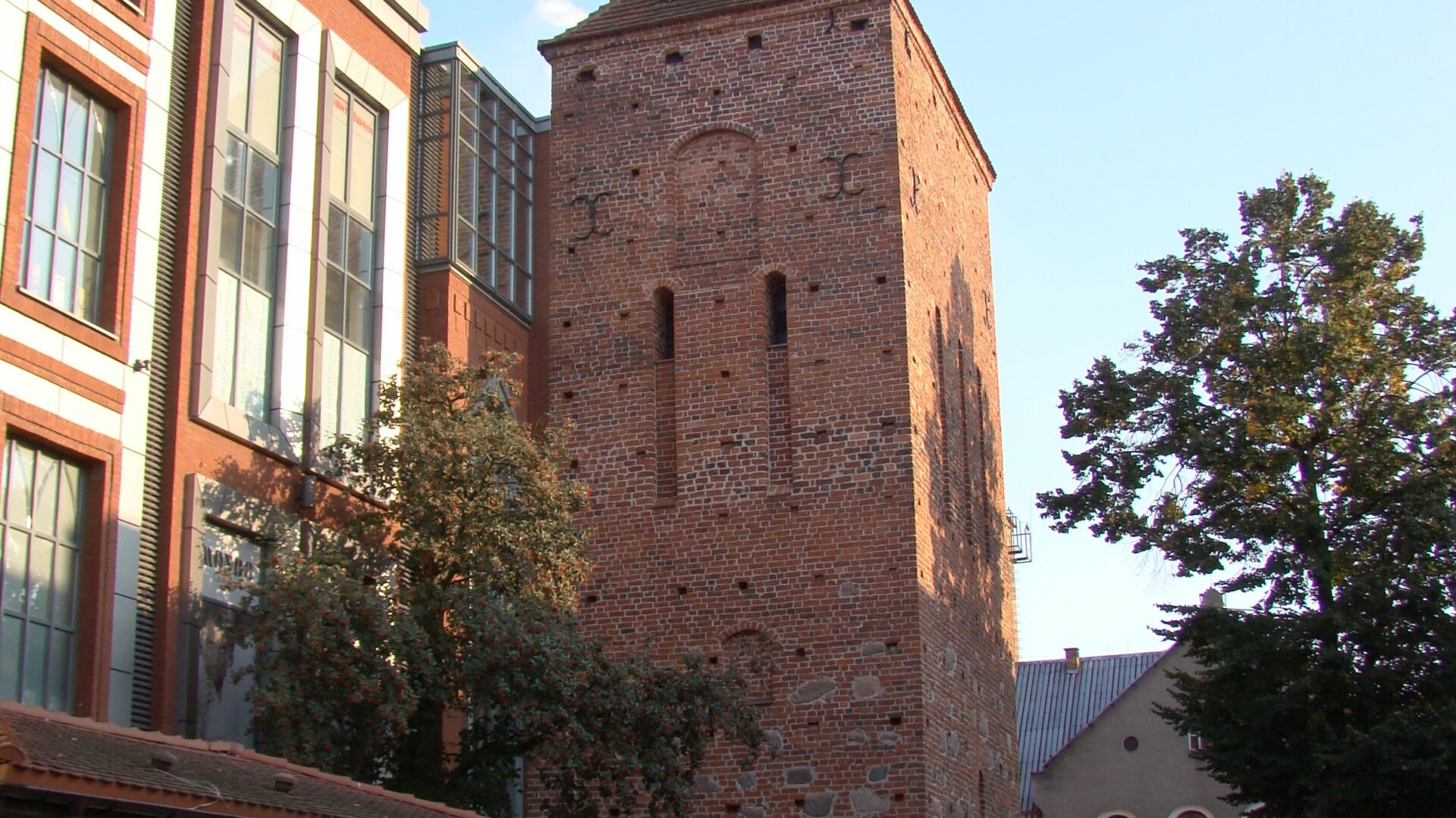 Der Turm der Nikolaikirche, teilweise aus den Steinen des Klosters errichtet