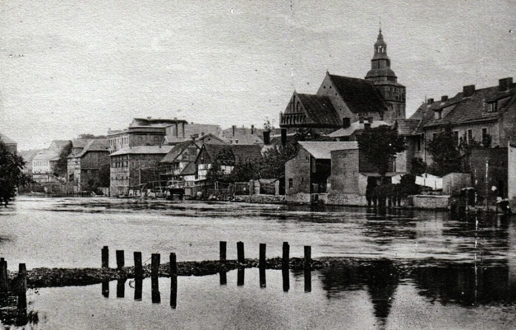 Die östliche Altstadt mit dem Regaufer, wo einst das Kloster stand; Postkartenansicht von vor 1945 / www.polska-org.pl