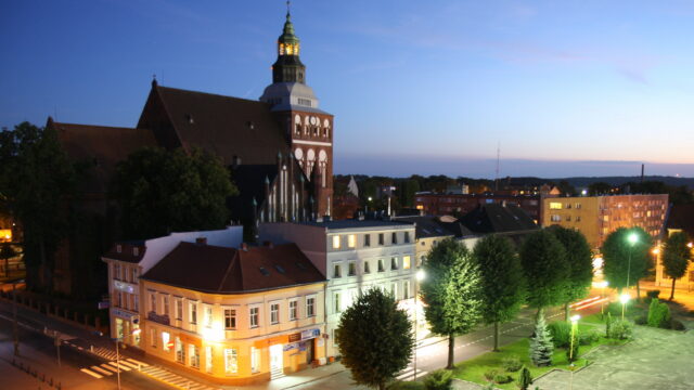Das Zentrum Greifenbergs mit der Marienkirche heute / www.domkinadrozlewiskiem.pl