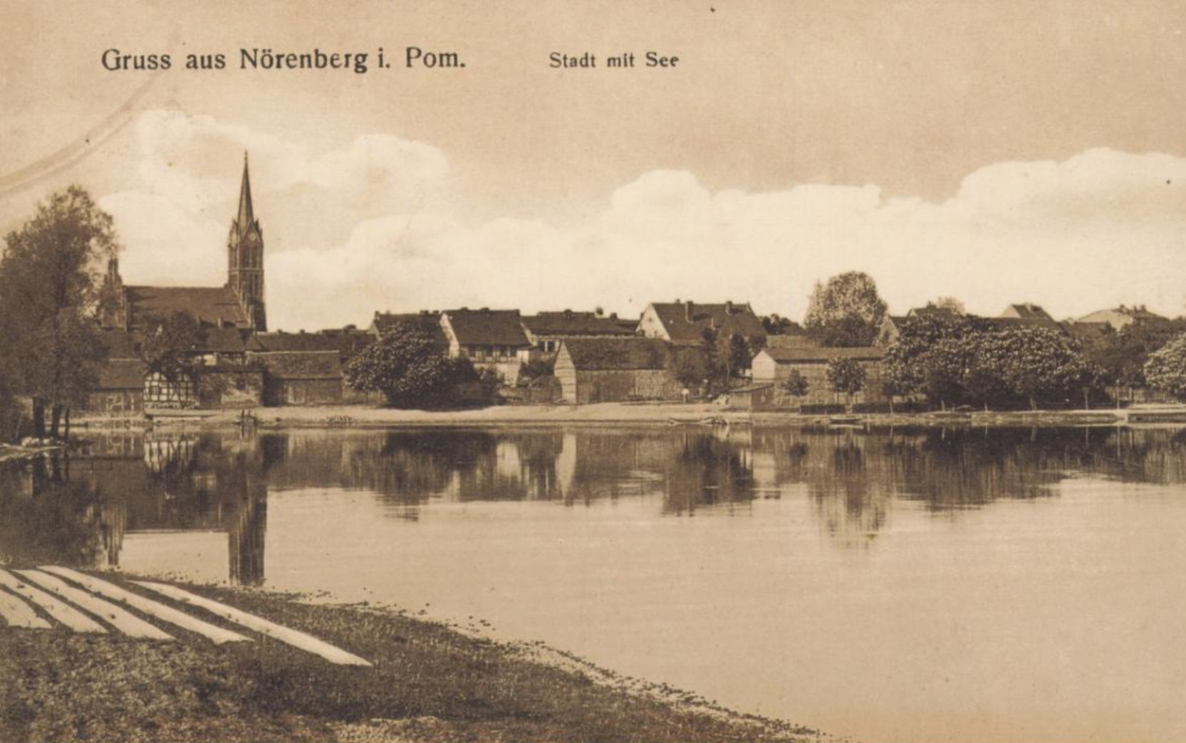 Stadtansicht: Nörenberg von der Seeseite mit der heute nicht mehr erhaltenen neugotischen Stadtpfarrkirche auf einer Postkarte von 1917 / www.polska-org.pl