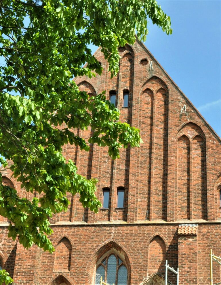 Der Westgiebel des sehr gut erhaltenen und heute als Museum genutzten Dominikanerklosters in Stralsund / Foto K. Hillebrand