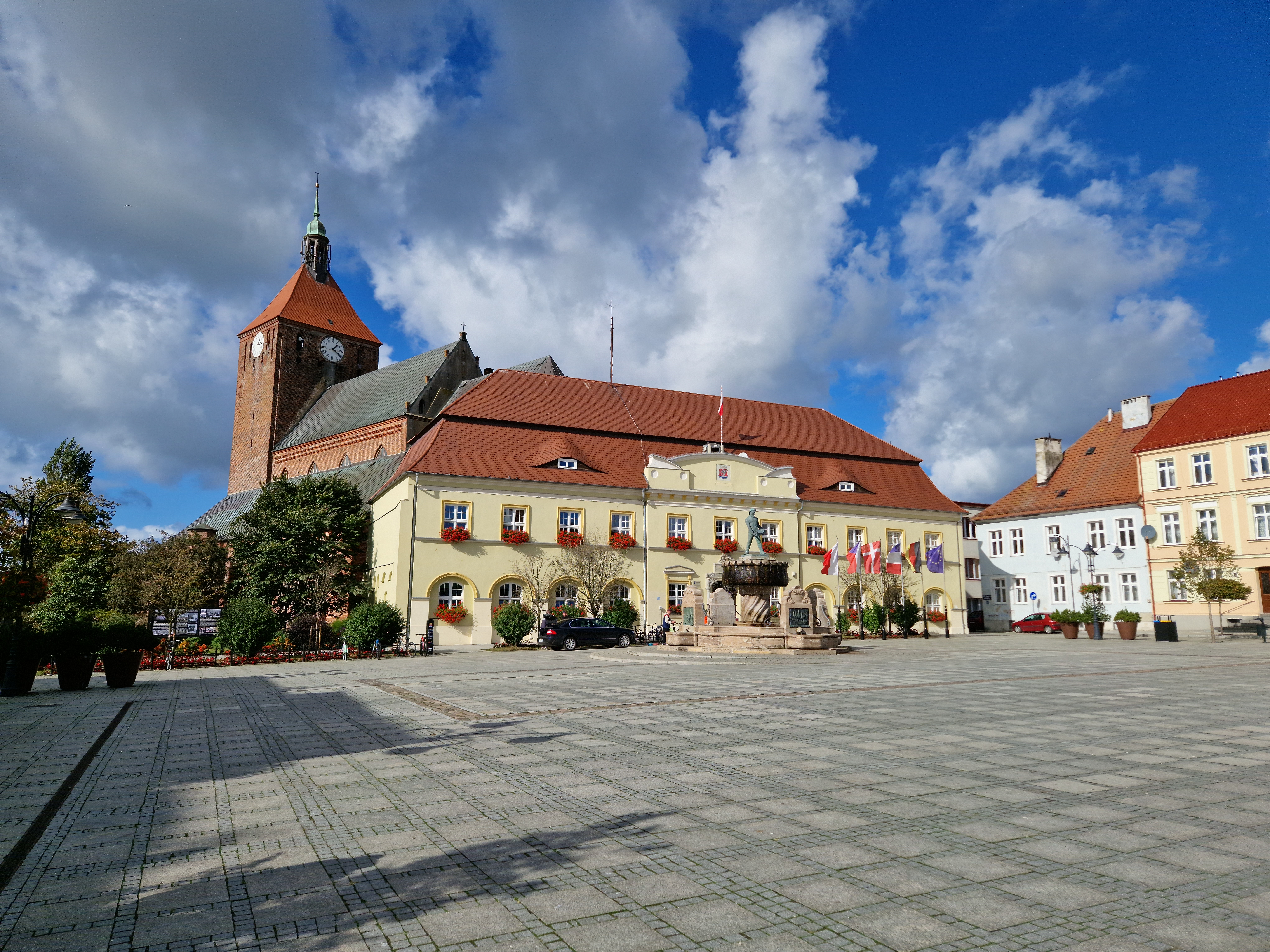 Der Markt der gemütlichen Stadt Rügenwalde / Darłowo mit Rathaus und Pfarrkirche / Foto R. Harlaß
