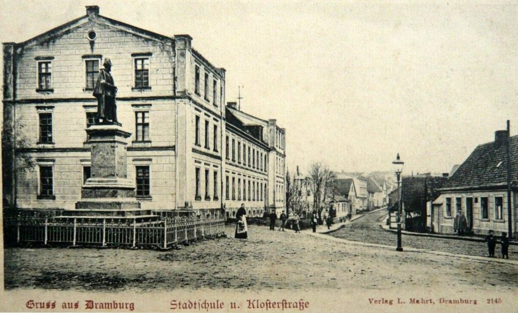 Links im Bild die Stadtschule, wo zuvor das Kloster stand, dessen Ruinen in den 1840er Jahren abgetragen wurden / www.polska-org.pl