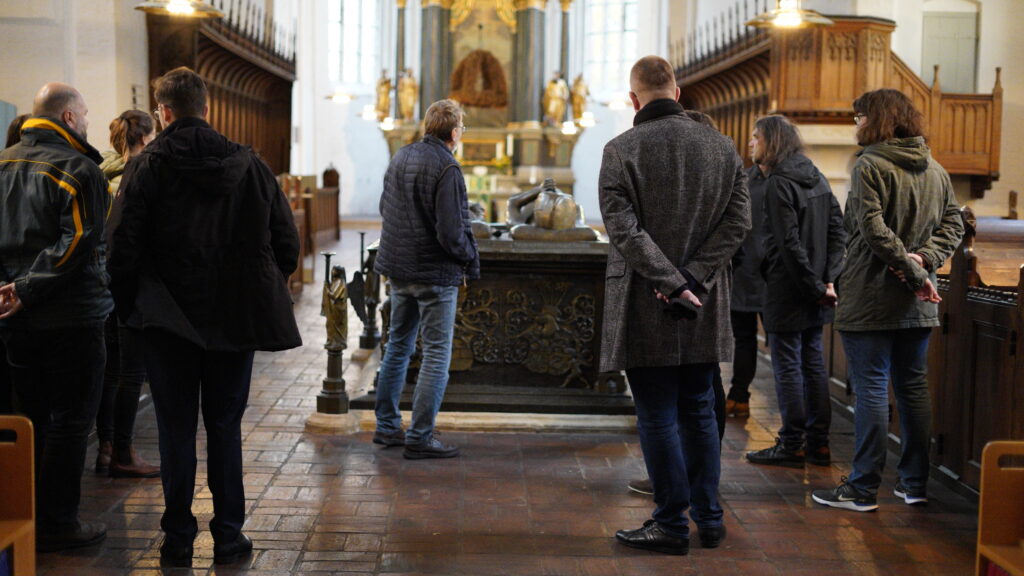 Die Workshopteilnehmenden in der Bordesholmer Stiftskirche / Foto T. Schlott